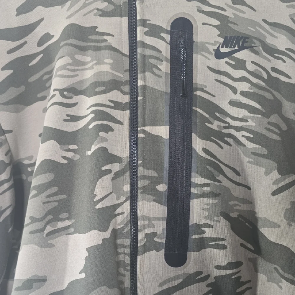Nike Men's Green and Tan Camouflage Windbreaker - Picture 2 of 3